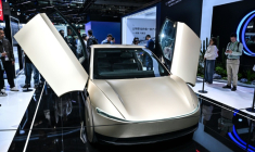 Un Cybercab sur le stand Tesla à Shanghai, le 6 novembre 2025 en Chine ( AFP / Hector RETAMAL )