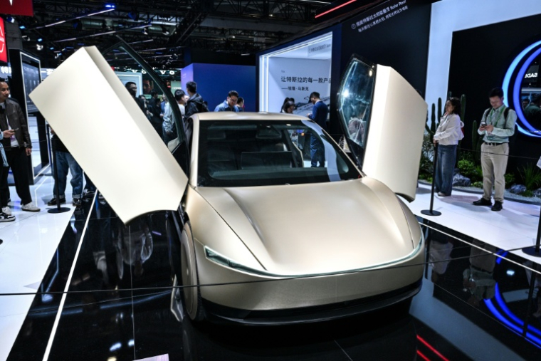 Un Cybercab sur le stand Tesla à Shanghai, le 6 novembre 2025 en Chine ( AFP / Hector RETAMAL )