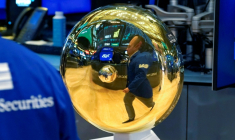 Un opérateur à la Bourse de New York, le 8 mai 2025. ( AFP / TIMOTHY A. CLARY )
