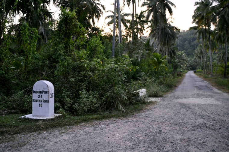 Une route près du village de Campbell Bay sur l'île de Grande Nicobar, dans l'archipel indien des Andaman-et-Nicobar, le 26 mars 2026  ( AFP / R. Satish BABU )