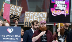 Manifestants devant le tribunal de Glasgow qui examine le recours d'une vingtaine d'anciens salariés de Rockstar Games, le studio à l'origine du très attendu Grand Theft Auto VI (GTA VI), le 10 septembre 2026 ( AFP / Lesley Martin  )