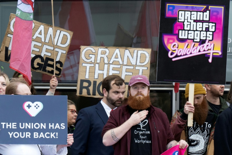 Manifestation devant le tribunal de Glasgow qui examine le recours d'une vingtaine d'anciens salariés de Rockstar Games, le studio à l'origine du très attendu Grand Theft Auto VI (GTA VI), le 10 septembre 2026 ( AFP / Lesley Martin  )