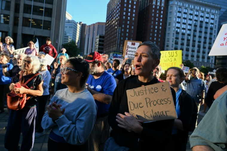 Des manifestants montrent leur soutien à Kilmar Abrego Garcia, le 25 août 2025 à Baltimore, dans le Maryland ( AFP / Roberto SCHMIDT )