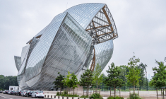 La Fondation Louis Vuitton à Paris est devenue un haut lieu d’expositions culturelles. Qui est au service de qui? L’art ou le luxe? (crédit: Adobe Stock)