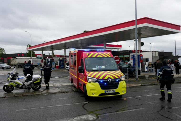 Des pompiers interviennent sur une station-service après des tirs, à Trappe, dans les Yvelines, le 23 octobre 2026 ( AFP / Dimitar DILKOFF )
