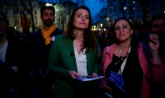 Marine Tondelier, secrétaire nationale des Écologistes, distribue des tracts de campagne en soutien au maire de Lyon Grégory Douce, candidat à sa réélection aux municipales, le 5 mars 2026 à Lyon ( AFP / Olivier CHASSIGNOLE )