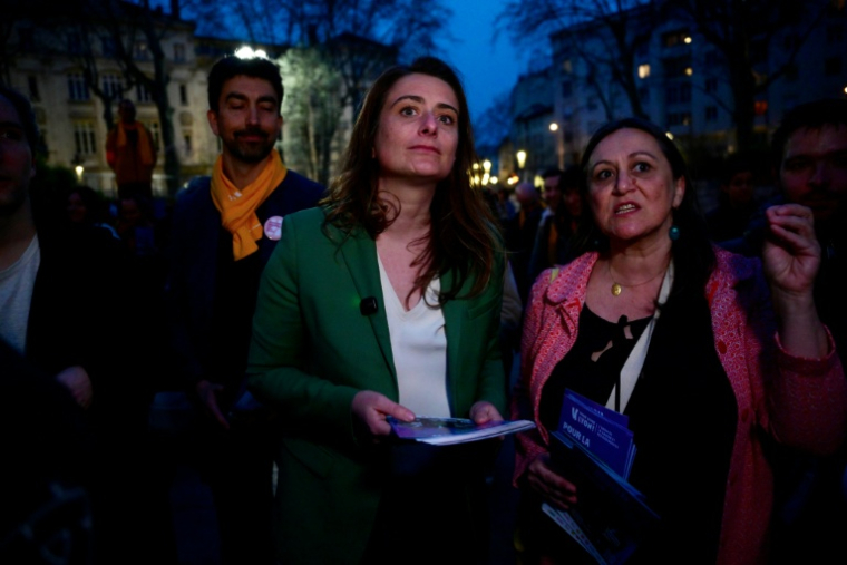 Marine Tondelier, secrétaire nationale des Écologistes, distribue des tracts de campagne en soutien au maire de Lyon Grégory Douce, candidat à sa réélection aux municipales, le 5 mars 2026 à Lyon ( AFP / Olivier CHASSIGNOLE )