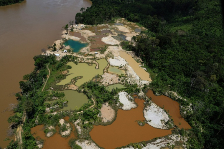Vue aérienne des conséquences de l'orpaillage illégal le long du fleuve Marowijne, près de Stoelmanseiland, au Suriname, à la frontière avec la Guyane, le 22 juillet 2026 ( AFP / Ranu ABHELAKH )