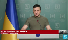 Volodymyr Zelensky : "Notre drapeau n'est pas tâché de sang et n'aura jamais de croix gammée"