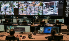 Des employés travaillent au centre de vidéosurveillance Smart Sampa à Sao Paulo, au Brésil, le 25 février 202 ( AFP / Nelson ALMEIDA )