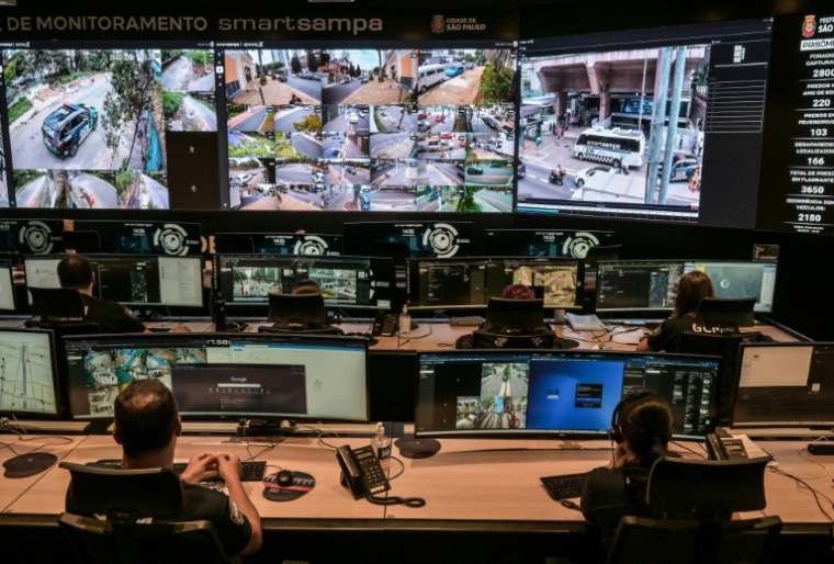 Des employés travaillent au centre de vidéosurveillance Smart Sampa à Sao Paulo, au Brésil, le 25 février 202 ( AFP / Nelson ALMEIDA )