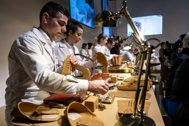 Des artisans exposent leur savoir-faire à l'entrée du défilé Tod's, à Milan, le 27 février 2026 ( AFP / MIGUEL MEDINA )