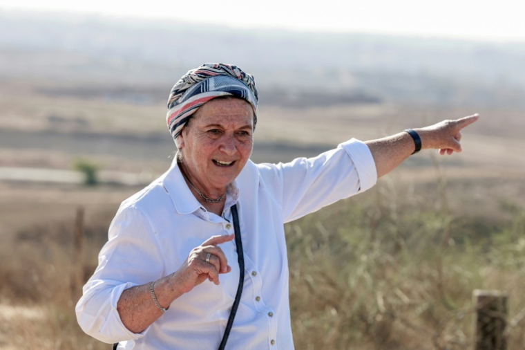 Daniella Weiss, sioniste orthodoxe d'extrême droite israélienne et fondatrice de l'organisation de colons israéliens Nachala, sur une colline surplombant la bande de Gaza assiégée, près de la barrière frontalière, avant un rassemblement de droite le 30 juillet 2025 ( AFP / Menahem KAHANA )