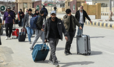 Des ressortissants pakistanais traversent la frontière de Taftan, au Pakistan, après leur retour d’Iran, le 2 mars 2026, sur fond de frappes américaines et israéliennes en cours contre l’Iran ( AFP / Banaras KHAN )