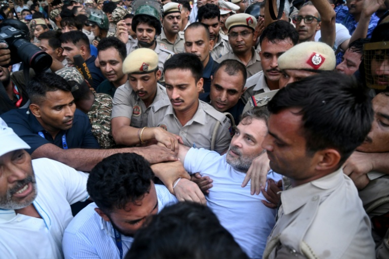 Les forces de sécurité détiennent le chef de l’opposition indienne, Rahul Gandhi (au centre), lors d’un sit-in pour réclamer la démission du Premier ministre Narendra Modi devant la résidence de ce dernier à New Delhi, le 21 juillet 2026 ( AFP / Arun SANKAR )