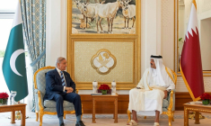 Photo diffusée par le Diwan Amiri du Qatar, le 16 avril 2026, montrant l'émir du Qatar, cheikh Tamim ben Hamad al-Thani (d) et le Premier ministre pakistanais, Shehbaz Sharif, lors de leur rencontre à Doha ( Qatar's Amiri Diwan / - )