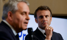 Le président de la région Hauts-de-France Xavier Bertrand et le président de la République Emmanuel Macron, le 12 mai 2023 à Dunkerque.  ( POOL / PASCAL ROSSIGNOL )