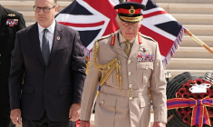 Le Premier ministre britannique Keir Starmer et le roi Charles III arrivent à la commémoration nationale des 80 ans de la fin de la guerre dans le Pacifique au National Memorial Arboretum à Alrewas, dans le centre de l'Angleterre, le 15 août 2025 ( POOL / Aaron Chown )