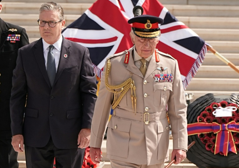 Le Premier ministre britannique Keir Starmer et le roi Charles III arrivent à la commémoration nationale des 80 ans de la fin de la guerre dans le Pacifique au National Memorial Arboretum à Alrewas, dans le centre de l'Angleterre, le 15 août 2025 ( POOL / Aaron Chown )