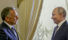 Sur cette photo de groupe diffusée par l'agence d'État russe Sputnik, le président russe Vladimir Poutine (D) salue l'envoyé spécial américain Steve Witkoff lors de leur rencontre à Saint-Pétersbourg le 21 octobre 2026 ( POOL / Gavriil GRIGOROV )