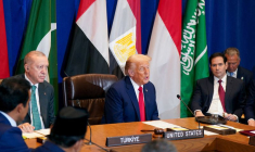 Donald Trump, Tayyip Erdogan et Marco Rubio assistent à une réunion multilatérale lors de la 80e Assemblée générale des Nations unies, à New York City