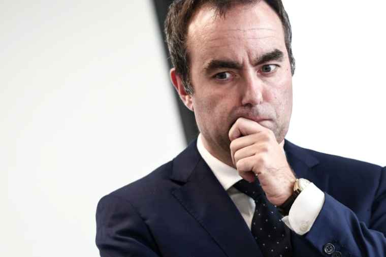 Le Premier ministre Sébastien Lecornu lors d'une visite à la Direction nationale des enquêtes fiscales (DNEF) et à la Direction nationale et internationale des contrôles (DVNI), à Romainville, le 23 octobre 2025 ( POOL / Thibaud MORITZ )