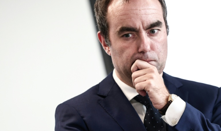 Le Premier ministre Sébastien Lecornu lors d'une visite à la Direction nationale des enquêtes fiscales (DNEF) et à la Direction nationale et internationale des contrôles (DVNI), à Romainville, le 23 octobre 2025 ( POOL / Thibaud MORITZ )