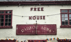 Photo de la façade du pub Radnor Arms, dans le village de New Radnor au Pays de Galles, le 6 juin 2025 ( AFP / Daniel MATTHEWS )