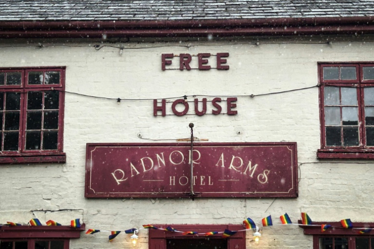 Photo de la façade du pub Radnor Arms, dans le village de New Radnor au Pays de Galles, le 6 juin 2025 ( AFP / Daniel MATTHEWS )