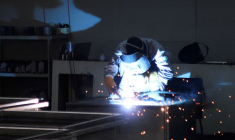 Des employés travaillent dans l'usine de filtres-presses de Jingjin à Dezhou