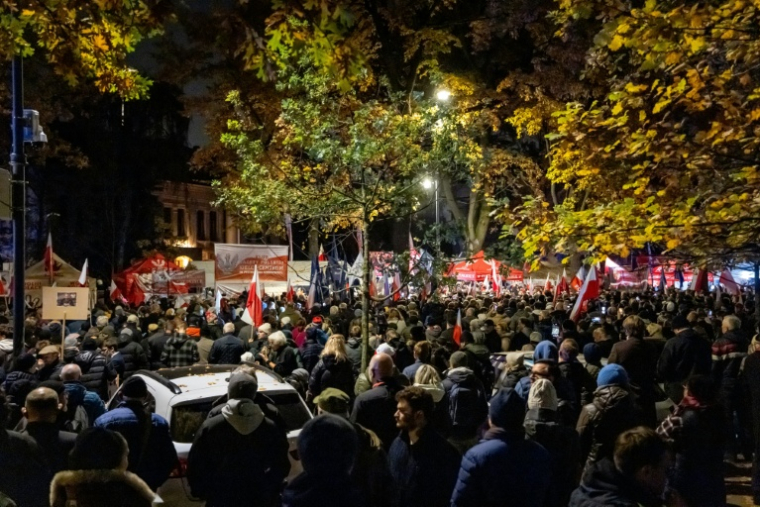Des manifestants à Varsovie devant la Cour constitutionnelle polonaise, le 30 octobre 2026 ( AFP / Wojtek RADWANSKI )