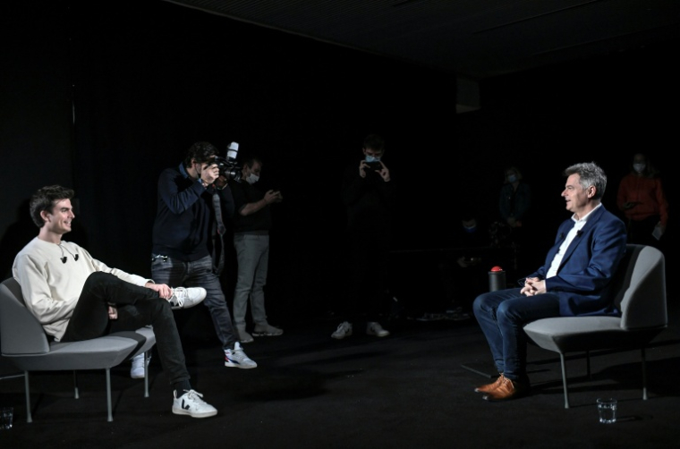 Le créateur de contenus franco-britannique Hugo Travers (L), aka Hugo Decrypte, avec le canddiat communiste à la présidentielle Fabien Roussel (R) le 24 février 2022 ( AFP / STEPHANE DE SAKUTIN )