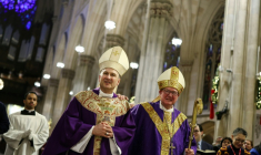 Le cardinal Timothy Dolan (droite) et son successeur à la tête de l'archidiocèse de New York, Mgr Ronald Hicks, lors d'une messe en la cathédrale Saint-Patrick à New York le 18 décembre 2025 ( AFP / CHARLY TRIBALLEAU )