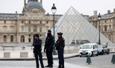 La police se tient près de la pyramide du musée du Louvre après des informations faisant état d'un vol, à Paris