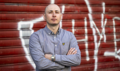 Le militant albanais antifasciste Rexhino Abazaj dit "Gino" à Paris, le 4 avril 2025 ( AFP / BERTRAND GUAY )