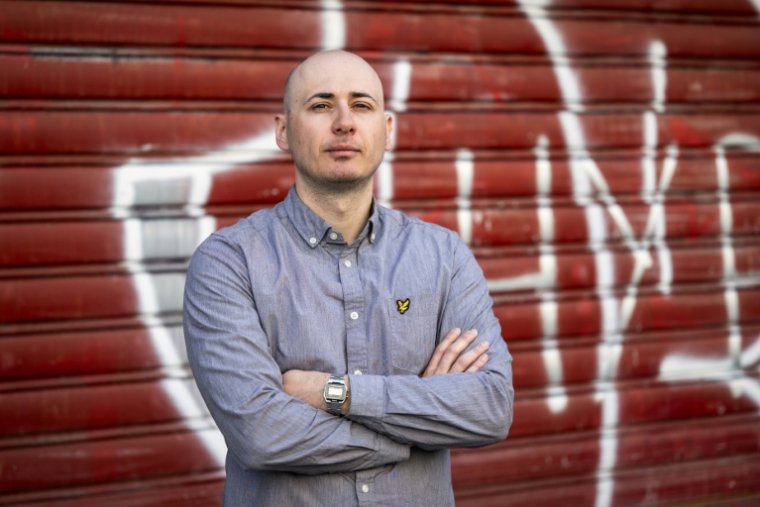 Le militant albanais antifasciste Rexhino Abazaj dit "Gino" à Paris, le 4 avril 2025 ( AFP / BERTRAND GUAY )