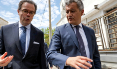 L'ambassadeur de France en Algérie, Stéphane Romatet (g) et le ministre de la Justice, Gérald Darmanin (s), lors d'une visite officielle du ministre à Alger, le 18 mai 2026 ( AFP / - )