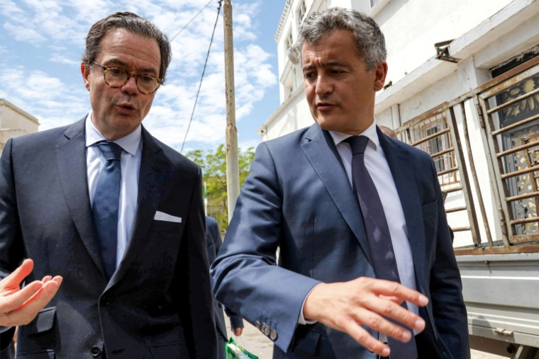 L'ambassadeur de France en Algérie, Stéphane Romatet (g) et le ministre de la Justice, Gérald Darmanin (s), lors d'une visite officielle du ministre à Alger, le 18 mai 2026 ( AFP / - )