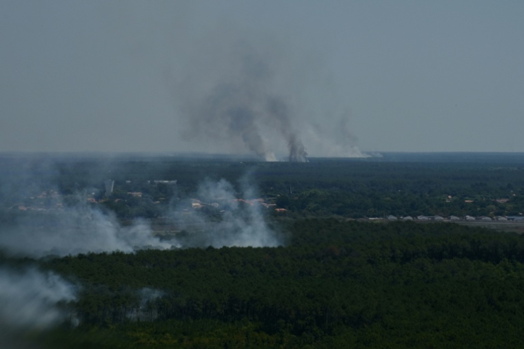 Vue prise depuis un hélicoptère de la Sécurité civile montrant des reprises de feu près de Lège-Cap-Ferret, en Gironde, le 28 juillet 2026 ( POOL / Baz Ratner )