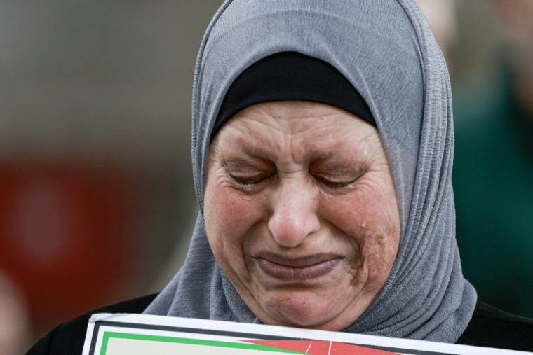 Une mère de prisonniers palestiniens fond en larmes lors d'un rassemblement organisé à Naplouse, en Cisjordanie occupée par Israël, le 31 mars 2026 ( AFP / Jaafar ASHTIYEH )