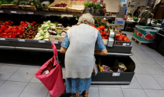 Une femme fait ses courses dans un supermarché à Nice, en France
