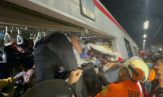 Des secouristes sur le site où une locomotive de train de voyageurs a percuté le wagon arrière d'un train de banlieue à la gare de Bekasi Timur, le 28 avril 2026 à Bekasi, en Indonésie ( Jakarta Search and Rescue Office / - )