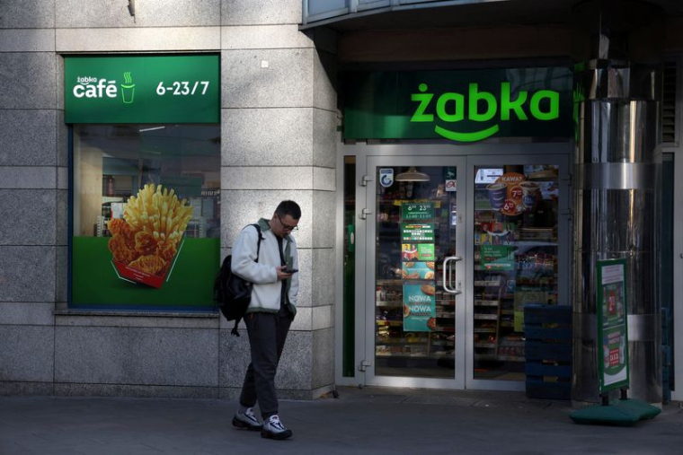 PHOTO D'ARCHIVES : Un homme se tient devant le magasin Zabka à Varsovie