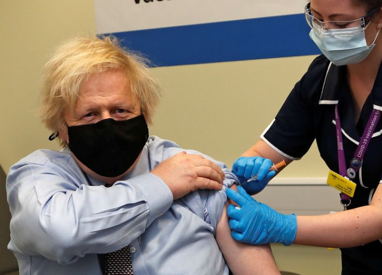 BORIS JOHNSON REÇOIT SA PREMIÈRE DOSE DE VACCIN ASTRAZENECA