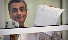 Le vice-président du parti antiguerre russe Iabloko, Lev Chlosberg, assiste à une audience au tribunal de Pskov, dans le nord-ouest de la Russie, le 17 août 2026, avant d'être condamné à 11 ans de prison pour avoir critiqué l'offensive de Moscou en Ukraine ( AFP / Olga MALTSEVA )