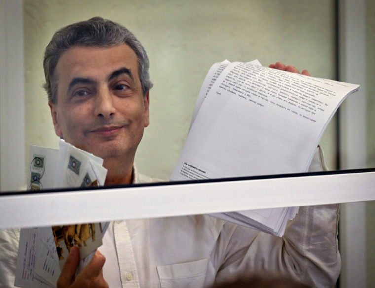 Le vice-président du parti antiguerre russe Iabloko, Lev Chlosberg, assiste à une audience au tribunal de Pskov, dans le nord-ouest de la Russie, le 17 août 2026, avant d'être condamné à 11 ans de prison pour avoir critiqué l'offensive de Moscou en Ukraine ( AFP / Olga MALTSEVA )