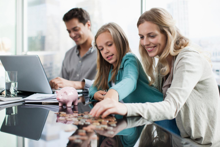 Livret, assurance-vie, cryptos… plusieurs solutions permettent d’épargner pour un enfant, selon son âge, vos objectifs et l’horizon de placement. ( crédit photo : Getty Images )