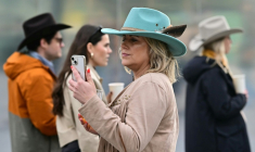 Une fan de musique country participe au festival Country to Country (C2C), le 13 mars 2026 à Londres ( AFP / Ben STANSALL )