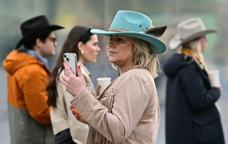 Une fan de musique country participe au festival Country to Country (C2C), le 13 mars 2026 à Londres ( AFP / Ben STANSALL )