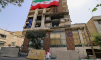 Un immeuble détruit par une frappe israélienne recouvert du drapeau iranien, à Téhéran le 25 juin 2025 ( AFP / ATTA KENARE )
